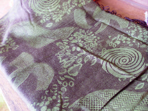 Elegante scialle indiano in seta e cotone, lavorato artigianalmente nella regione del Rajasthan. Per la sua leggerezza e versatibilità si puo' indossare sia come copri spalla che avvolta al collo in ogni momento dell'anno.  peso 144grammi, dimensioni 75x220cm.