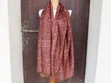 Carica l&#39;immagine nel visualizzatore di Gallery, scialle jamawar o kaani in lana cachemire , cashmere e merino extra fine in proporzione 70/30 tipica lavorazione del nord india / nepal lana finissima per formare trasparenza ed effetto double faces, i colori possono variare dall &#39;arancione , bordeaux , viola , marrone. Comunque colori terra e naturali ogni singolo scialle kaani o kani è decorato con una bordatura e disegni cachemire floreali