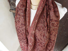 Carica l&#39;immagine nel visualizzatore di Gallery, scialle jamawar o kaani in lana cachemire , cashmere e merino extra fine in proporzione 70/30 tipica lavorazione del nord india / nepal lana finissima per formare trasparenza ed effetto double faces, i colori possono variare dall &#39;arancione , bordeaux , viola , marrone. Comunque colori terra e naturali ogni singolo scialle kaani o kani è decorato con una bordatura e disegni cachemire floreali