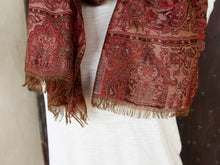 Carica l&#39;immagine nel visualizzatore di Gallery, scialle jamawar o kaani in lana cachemire , cashmere e merino extra fine in proporzione 70/30 tipica lavorazione del nord india / nepal lana finissima per formare trasparenza ed effetto double faces, i colori possono variare dall &#39;arancione , bordeaux , viola , marrone. Comunque colori terra e naturali ogni singolo scialle kaani o kani è decorato con una bordatura e disegni cachemire floreali