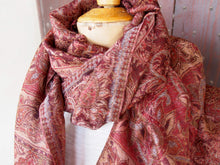 Carica l&#39;immagine nel visualizzatore di Gallery, scialle jamawar o kaani in lana cachemire , cashmere e merino extra fine in proporzione 70/30 tipica lavorazione del nord india / nepal lana finissima per formare trasparenza ed effetto double faces, i colori possono variare dall &#39;arancione , bordeaux , viola , marrone. Comunque colori terra e naturali ogni singolo scialle kaani o kani è decorato con una bordatura e disegni cachemire floreali
