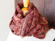 Carica l&#39;immagine nel visualizzatore di Gallery, scialle jamawar o kaani in lana cachemire , cashmere e merino extra fine in proporzione 70/30 tipica lavorazione del nord india / nepal lana finissima per formare trasparenza ed effetto double faces, i colori possono variare dall &#39;arancione , bordeaux , viola , marrone. Comunque colori terra e naturali ogni singolo scialle kaani o kani è decorato con una bordatura e disegni cachemire floreali