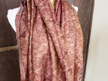 Carica l&#39;immagine nel visualizzatore di Gallery, scialle jamawar o kaani in lana cachemire , cashmere e merino extra fine in proporzione 70/30 tipica lavorazione del nord india / nepal lana finissima per formare trasparenza ed effetto double faces, i colori possono variare dall &#39;arancione , bordeaux , viola , marrone. Comunque colori terra e naturali ogni singolo scialle kaani o kani è decorato con una bordatura e disegni cachemire floreali