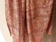 Carica l&#39;immagine nel visualizzatore di Gallery, scialle jamawar o kaani in lana cachemire , cashmere e merino extra fine in proporzione 70/30 tipica lavorazione del nord india / nepal lana finissima per formare trasparenza ed effetto double faces, i colori possono variare dall &#39;arancione , bordeaux , viola , marrone. Comunque colori terra e naturali ogni singolo scialle kaani o kani è decorato con una bordatura e disegni cachemire floreali