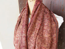 Carica l&#39;immagine nel visualizzatore di Gallery, scialle jamawar o kaani in lana cachemire , cashmere e merino extra fine in proporzione 70/30 tipica lavorazione del nord india / nepal lana finissima per formare trasparenza ed effetto double faces, i colori possono variare dall &#39;arancione , bordeaux , viola , marrone. Comunque colori terra e naturali ogni singolo scialle kaani o kani è decorato con una bordatura e disegni cachemire floreali