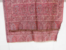 Carica l&#39;immagine nel visualizzatore di Gallery, scialle jamawar o kaani in lana cachemire , cashmere e merino extra fine in proporzione 70/30 tipica lavorazione del nord india / nepal lana finissima per formare trasparenza ed effetto double faces, i colori possono variare dall &#39;arancione , bordeaux , viola , marrone. Comunque colori terra e naturali ogni singolo scialle kaani o kani è decorato con una bordatura e disegni cachemire floreali