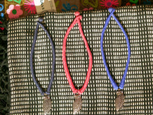 Carica l&#39;immagine nel visualizzatore di Gallery, collane in cotone intrecciato con pendaglio  pendaglio gufo in metallo inossidabile  pezzi unici con pendaglio riciclato .  ulteriori info e foto contattare .