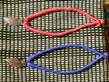 Carica l&#39;immagine nel visualizzatore di Gallery, collane in cotone intrecciato con pendaglio  pendaglio gufo in metallo inossidabile  pezzi unici con pendaglio riciclato .  ulteriori info e foto contattare .