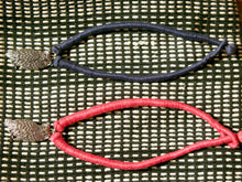 Carica l&#39;immagine nel visualizzatore di Gallery, collane in cotone intrecciato con pendaglio  pendaglio gufo in metallo inossidabile  pezzi unici con pendaglio riciclato .  ulteriori info e foto contattare .