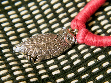 Carica l&#39;immagine nel visualizzatore di Gallery, collane in cotone intrecciato con pendaglio  pendaglio gufo in metallo inossidabile  pezzi unici con pendaglio riciclato .  ulteriori info e foto contattare .