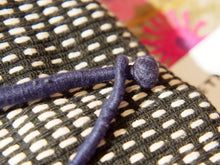 Carica l&#39;immagine nel visualizzatore di Gallery, collane in cotone intrecciato con pendaglio  pendaglio gufo in metallo inossidabile  pezzi unici con pendaglio riciclato .  ulteriori info e foto contattare .