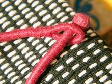 Carica l&#39;immagine nel visualizzatore di Gallery, collane in cotone intrecciato con pendaglio  pendaglio gufo in metallo inossidabile  pezzi unici con pendaglio riciclato .  ulteriori info e foto contattare .