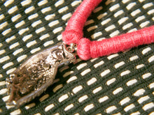 Carica l&#39;immagine nel visualizzatore di Gallery, collane in cotone intrecciato con pendaglio  pendaglio gufo in metallo inossidabile  pezzi unici con pendaglio riciclato .  ulteriori info e foto contattare .