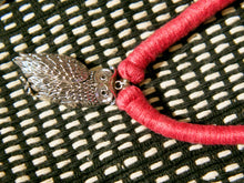 Carica l&#39;immagine nel visualizzatore di Gallery, collane in cotone intrecciato con pendaglio  pendaglio gufo in metallo inossidabile  pezzi unici con pendaglio riciclato .  ulteriori info e foto contattare .