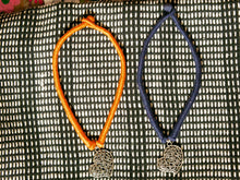 Carica l&#39;immagine nel visualizzatore di Gallery, collane in cotone intrecciato con pendaglio cuori in metallo inossidabile cesellato e lavorato a sbalzo , traforato pezzi unici con pendaglio riciclato .