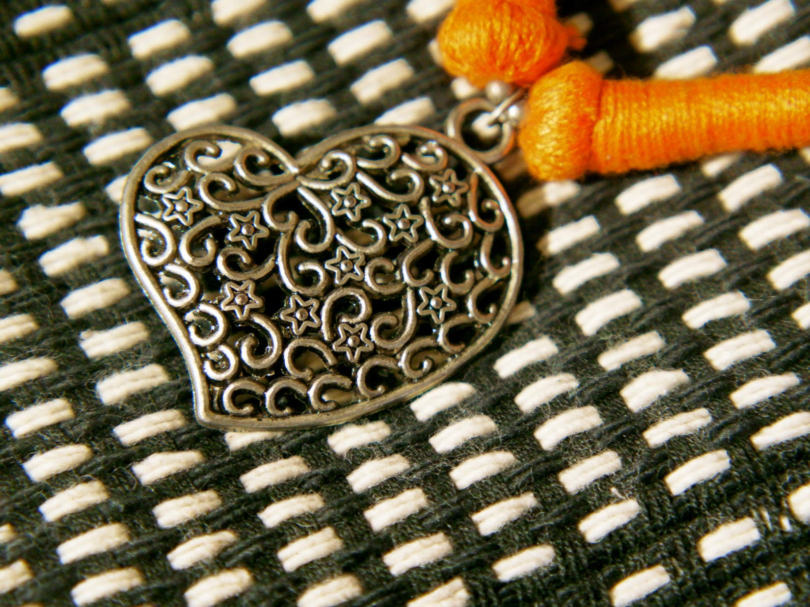 collane in cotone intrecciato con pendaglio cuori in metallo inossidabile cesellato e lavorato a sbalzo , traforato pezzi unici con pendaglio riciclato .