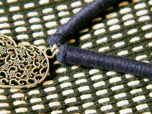 Carica l&#39;immagine nel visualizzatore di Gallery, collane in cotone intrecciato con pendaglio cuori in metallo inossidabile cesellato e lavorato a sbalzo , traforato pezzi unici con pendaglio riciclato .