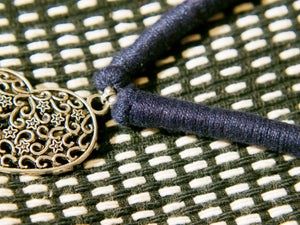 collane in cotone intrecciato con pendaglio cuori in metallo inossidabile cesellato e lavorato a sbalzo , traforato pezzi unici con pendaglio riciclato .