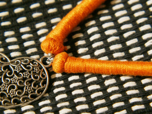 collane in cotone intrecciato con pendaglio cuori in metallo inossidabile cesellato e lavorato a sbalzo , traforato pezzi unici con pendaglio riciclato .