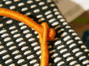 collane in cotone intrecciato con pendaglio cuori in metallo inossidabile cesellato e lavorato a sbalzo , traforato pezzi unici con pendaglio riciclato .