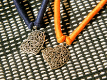 Carica l&#39;immagine nel visualizzatore di Gallery, collane in cotone intrecciato con pendaglio cuori in metallo inossidabile cesellato e lavorato a sbalzo , traforato pezzi unici con pendaglio riciclato .