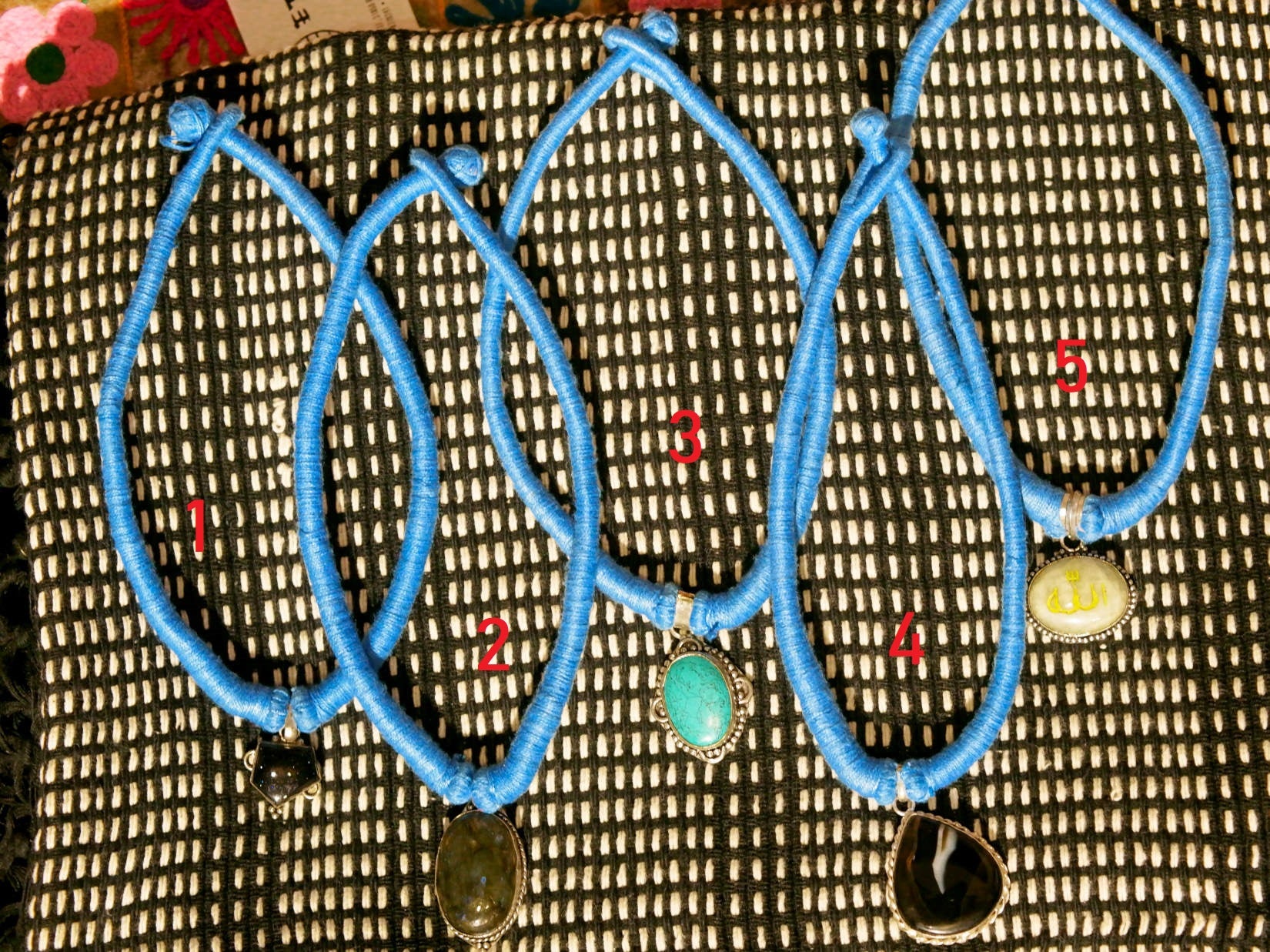 collane in cotone intrecciato con pendaglio  pendagli con pietre semipreziose montate in german silver .  agata  labradorite pietra del sole nera  pietre di luna  turchese   pezzi unici con pendaglio riciclato .  ulteriori info e foto contattare .  lunghezza collana escluso pendaglio 44 cm  pendaglio 3 x 3 ( +/- 1cm) spessore massimo dell'intreccio , della parte in cotone 1 cm   ig/fb etniko by crosato  3338778241 www.etniko.it