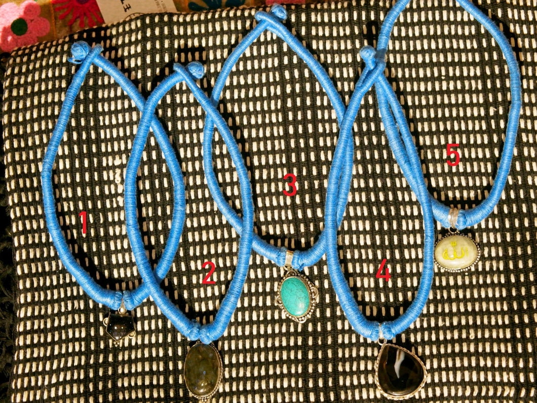collane in cotone intrecciato con pendaglio  pendagli con pietre semipreziose montate in german silver .  agata  labradorite pietra del sole nera  pietre di luna  turchese   pezzi unici con pendaglio riciclato .  ulteriori info e foto contattare .  lunghezza collana escluso pendaglio 44 cm  pendaglio 3 x 3 ( +/- 1cm) spessore massimo dell'intreccio , della parte in cotone 1 cm   ig/fb etniko by crosato  3338778241 www.etniko.it