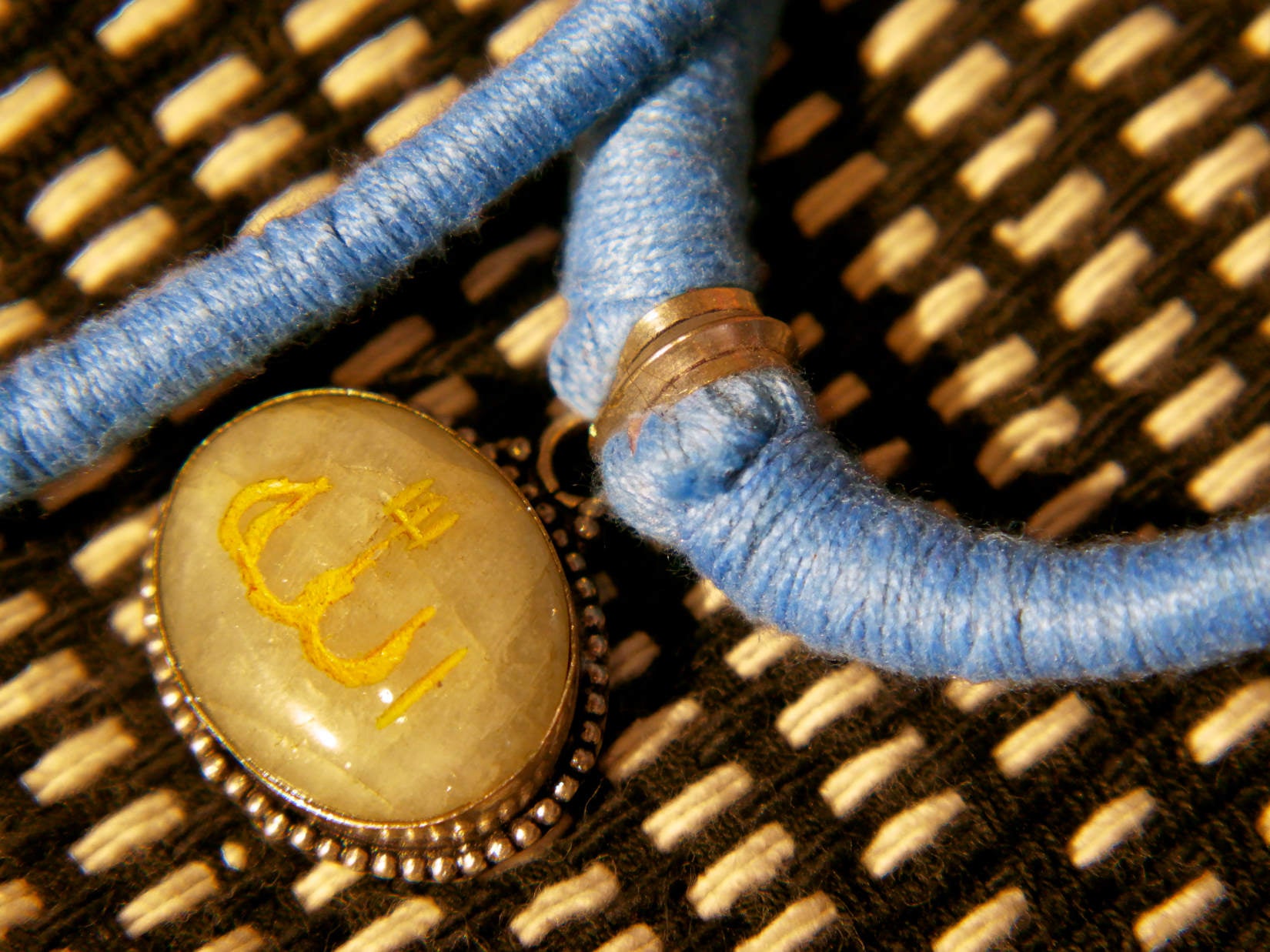 collane in cotone intrecciato con pendaglio  pendagli con pietre semipreziose montate in german silver .  agata  labradorite pietra del sole nera  pietre di luna  turchese   pezzi unici con pendaglio riciclato .  ulteriori info e foto contattare .  lunghezza collana escluso pendaglio 44 cm  pendaglio 3 x 3 ( +/- 1cm) spessore massimo dell'intreccio , della parte in cotone 1 cm   ig/fb etniko by crosato  3338778241 www.etniko.it