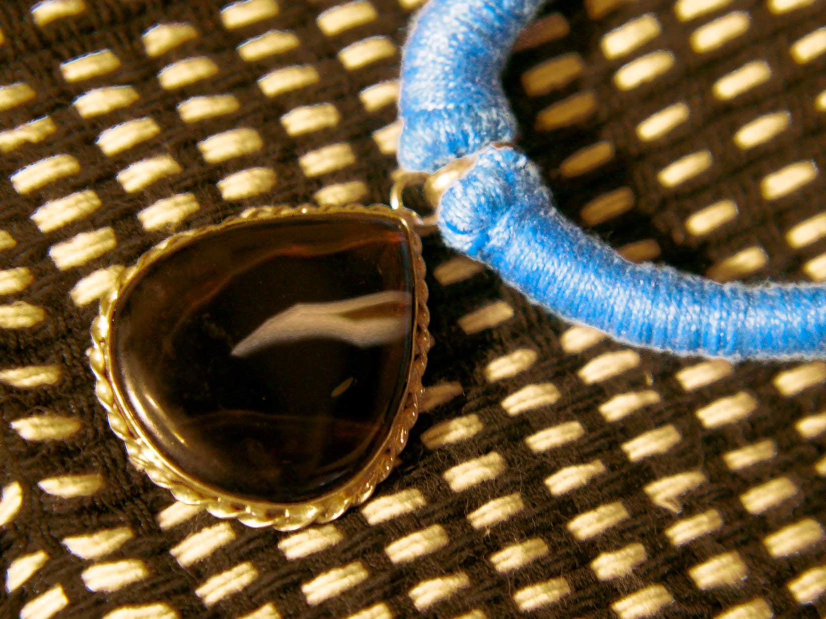 collane in cotone intrecciato con pendaglio  pendagli con pietre semipreziose montate in german silver .  agata  labradorite pietra del sole nera  pietre di luna  turchese   pezzi unici con pendaglio riciclato .  ulteriori info e foto contattare .  lunghezza collana escluso pendaglio 44 cm  pendaglio 3 x 3 ( +/- 1cm) spessore massimo dell'intreccio , della parte in cotone 1 cm   ig/fb etniko by crosato  3338778241 www.etniko.it