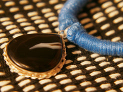 collane in cotone intrecciato con pendaglio  pendagli con pietre semipreziose montate in german silver .  agata  labradorite pietra del sole nera  pietre di luna  turchese   pezzi unici con pendaglio riciclato .  ulteriori info e foto contattare .  lunghezza collana escluso pendaglio 44 cm  pendaglio 3 x 3 ( +/- 1cm) spessore massimo dell'intreccio , della parte in cotone 1 cm   ig/fb etniko by crosato  3338778241 www.etniko.it