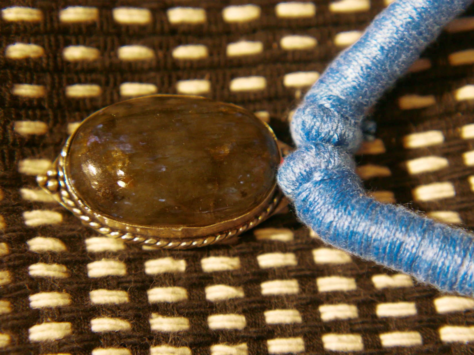 collane in cotone intrecciato con pendaglio  pendagli con pietre semipreziose montate in german silver .  agata  labradorite pietra del sole nera  pietre di luna  turchese   pezzi unici con pendaglio riciclato .  ulteriori info e foto contattare .  lunghezza collana escluso pendaglio 44 cm  pendaglio 3 x 3 ( +/- 1cm) spessore massimo dell'intreccio , della parte in cotone 1 cm   ig/fb etniko by crosato  3338778241 www.etniko.it
