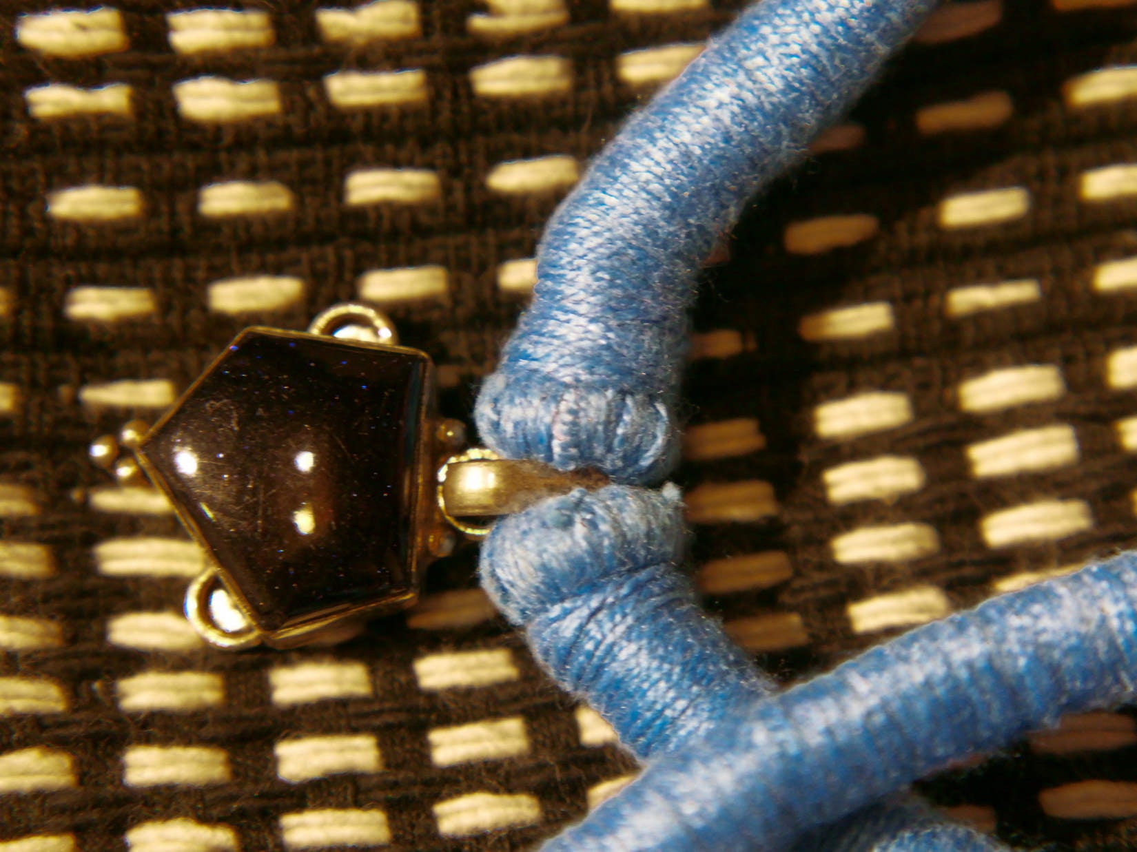 collane in cotone intrecciato con pendaglio  pendagli con pietre semipreziose montate in german silver .  agata  labradorite pietra del sole nera  pietre di luna  turchese   pezzi unici con pendaglio riciclato .  ulteriori info e foto contattare .  lunghezza collana escluso pendaglio 44 cm  pendaglio 3 x 3 ( +/- 1cm) spessore massimo dell'intreccio , della parte in cotone 1 cm   ig/fb etniko by crosato  3338778241 www.etniko.it