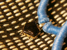 Carica l&#39;immagine nel visualizzatore di Gallery, collane in cotone intrecciato con pendaglio  pendagli con pietre semipreziose montate in german silver .  agata  labradorite pietra del sole nera  pietre di luna  turchese   pezzi unici con pendaglio riciclato .  ulteriori info e foto contattare .  lunghezza collana escluso pendaglio 44 cm  pendaglio 3 x 3 ( +/- 1cm) spessore massimo dell&#39;intreccio , della parte in cotone 1 cm   ig/fb etniko by crosato  3338778241 www.etniko.it