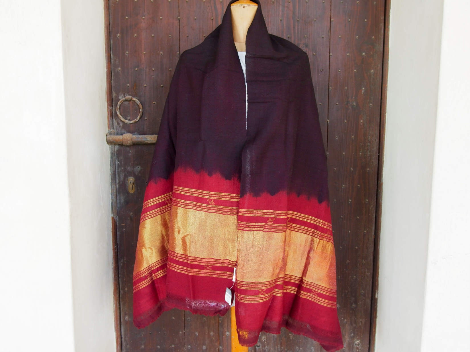 scialle , stola indiana in cotone di alta grammatura . buono per inverno e mezza stagione . come pareo o sciarpa .  organic cotton 100%  65 x 210 cm 