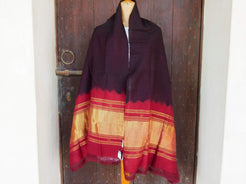scialle , stola indiana in cotone di alta grammatura . buono per inverno e mezza stagione . come pareo o sciarpa .  organic cotton 100%  65 x 210 cm 