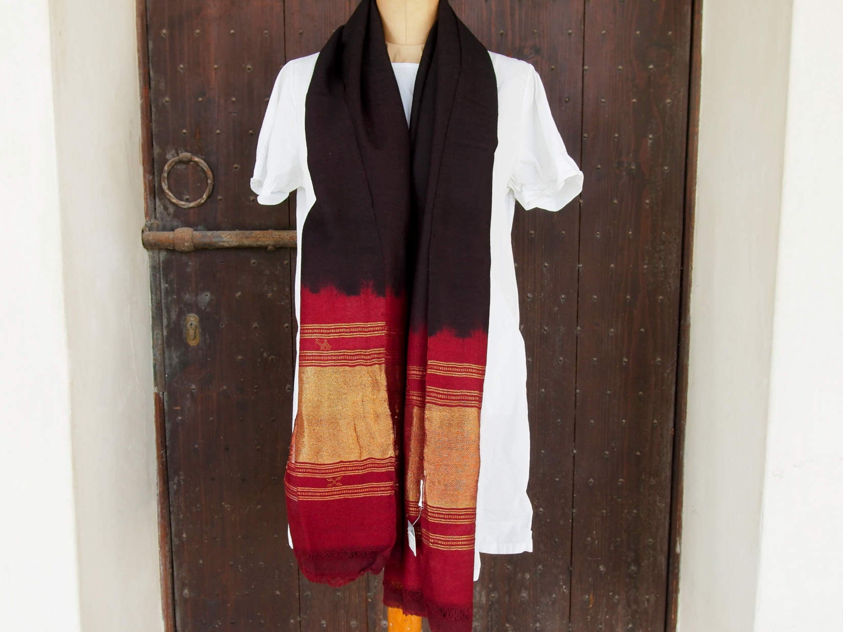 scialle , stola indiana in cotone di alta grammatura . buono per inverno e mezza stagione . come pareo o sciarpa .  organic cotton 100%  65 x 210 cm 