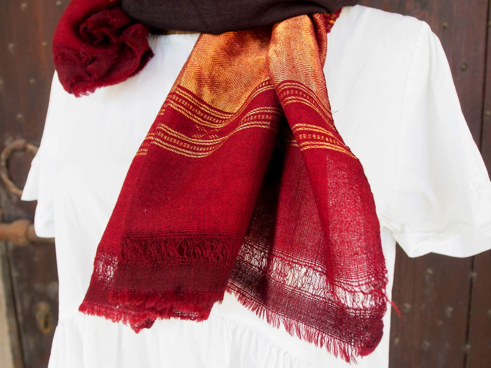 scialle , stola indiana in cotone di alta grammatura . buono per inverno e mezza stagione . come pareo o sciarpa .  organic cotton 100%  65 x 210 cm 