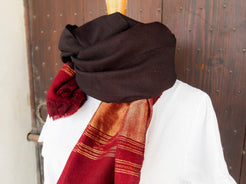 scialle , stola indiana in cotone di alta grammatura . buono per inverno e mezza stagione . come pareo o sciarpa .  organic cotton 100%  65 x 210 cm 