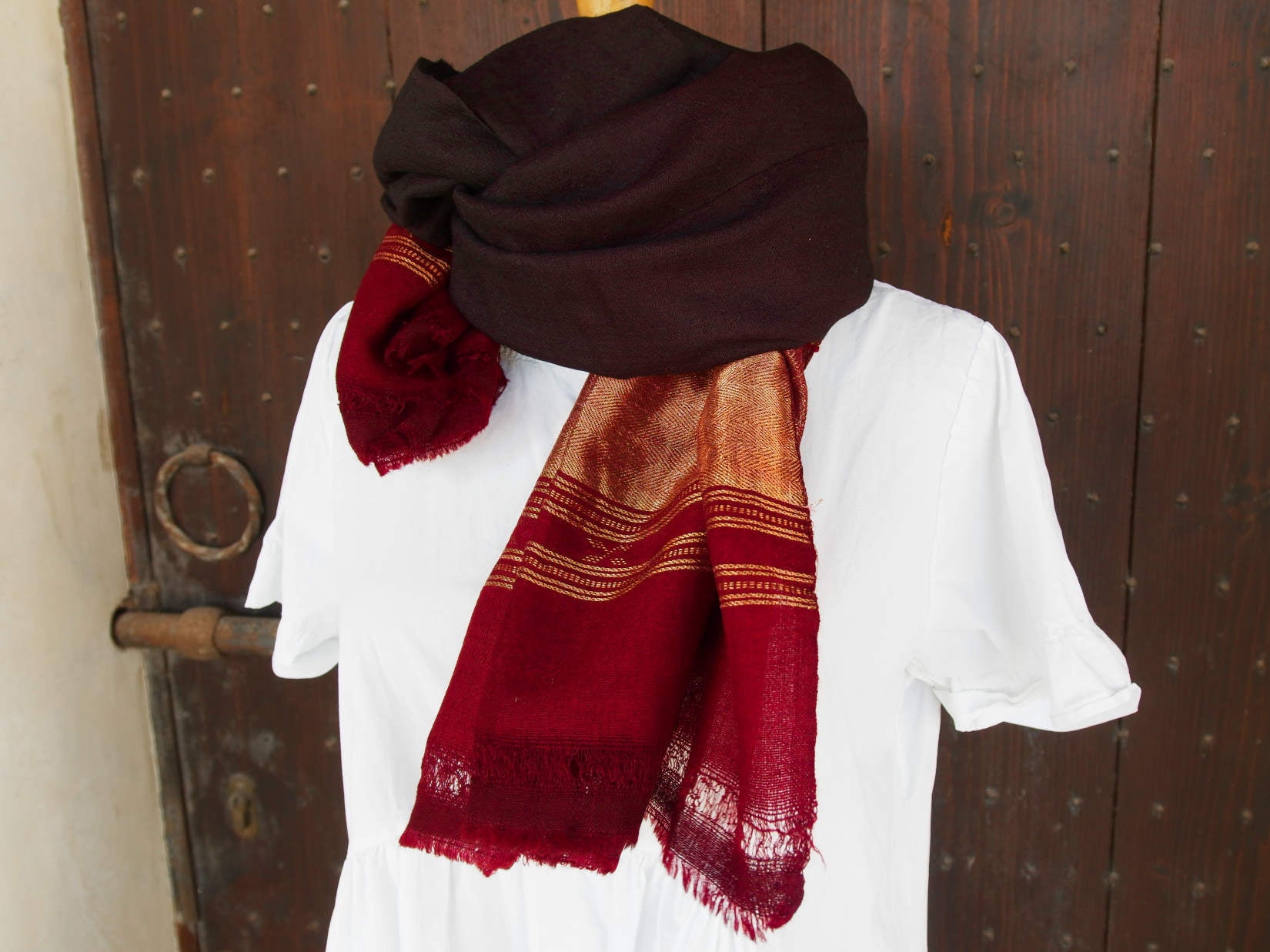 scialle , stola indiana in cotone di alta grammatura . buono per inverno e mezza stagione . come pareo o sciarpa .  organic cotton 100%  65 x 210 cm 