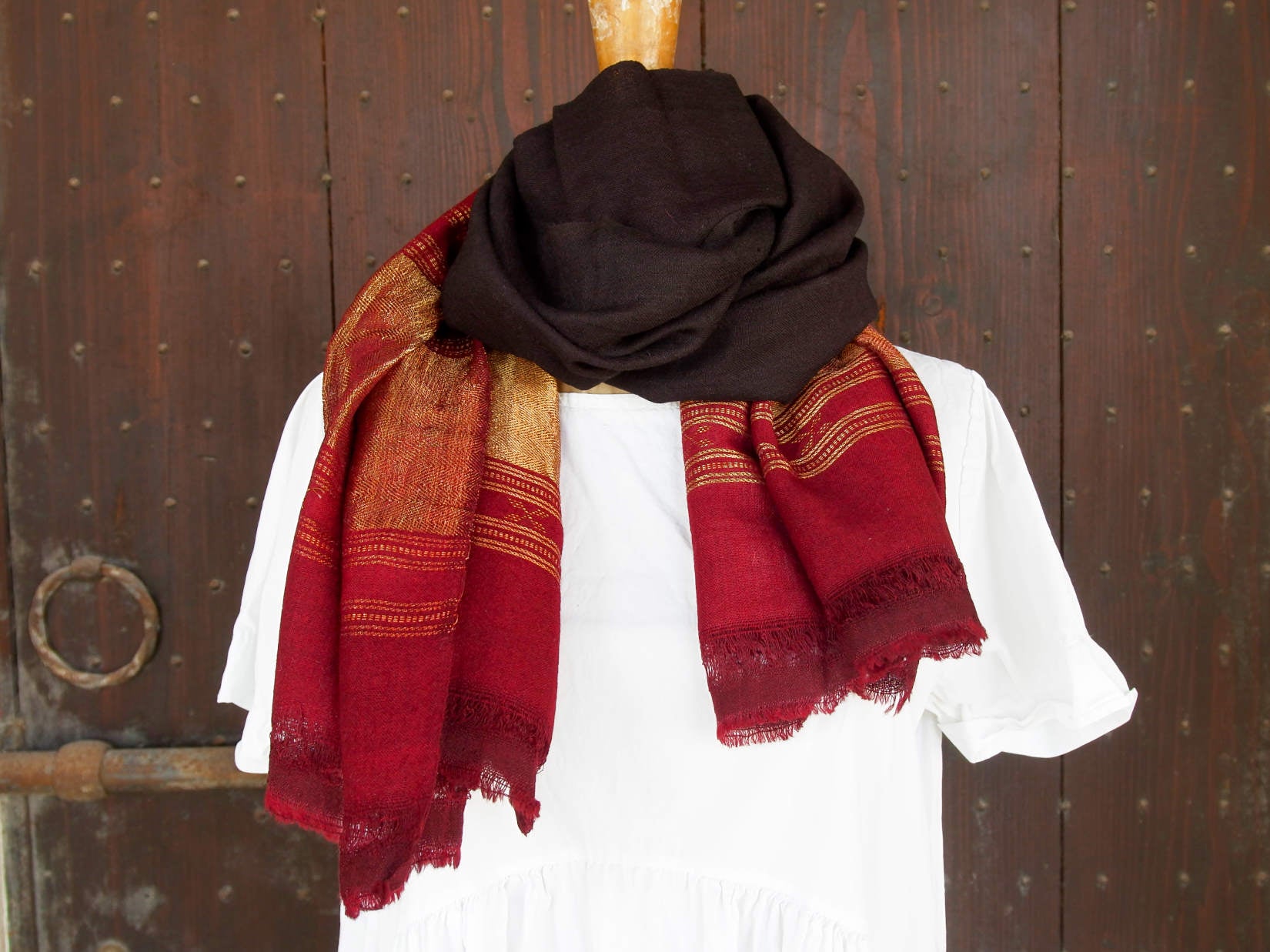 scialle , stola indiana in cotone di alta grammatura . buono per inverno e mezza stagione . come pareo o sciarpa .  organic cotton 100%  65 x 210 cm 