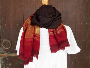 scialle , stola indiana in cotone di alta grammatura . buono per inverno e mezza stagione . come pareo o sciarpa .  organic cotton 100%  65 x 210 cm 