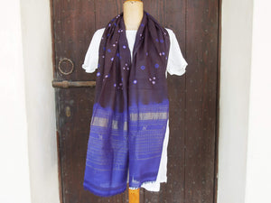 scialle , stola indiana in cotone organico 100%  colorato e rifinito nei dettagli con la tecnica tie&dye o tintura a riserva .