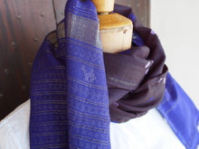 Carica l&#39;immagine nel visualizzatore di Gallery, scialle , stola indiana in cotone organico 100%  colorato e rifinito nei dettagli con la tecnica tie&amp;dye o tintura a riserva .