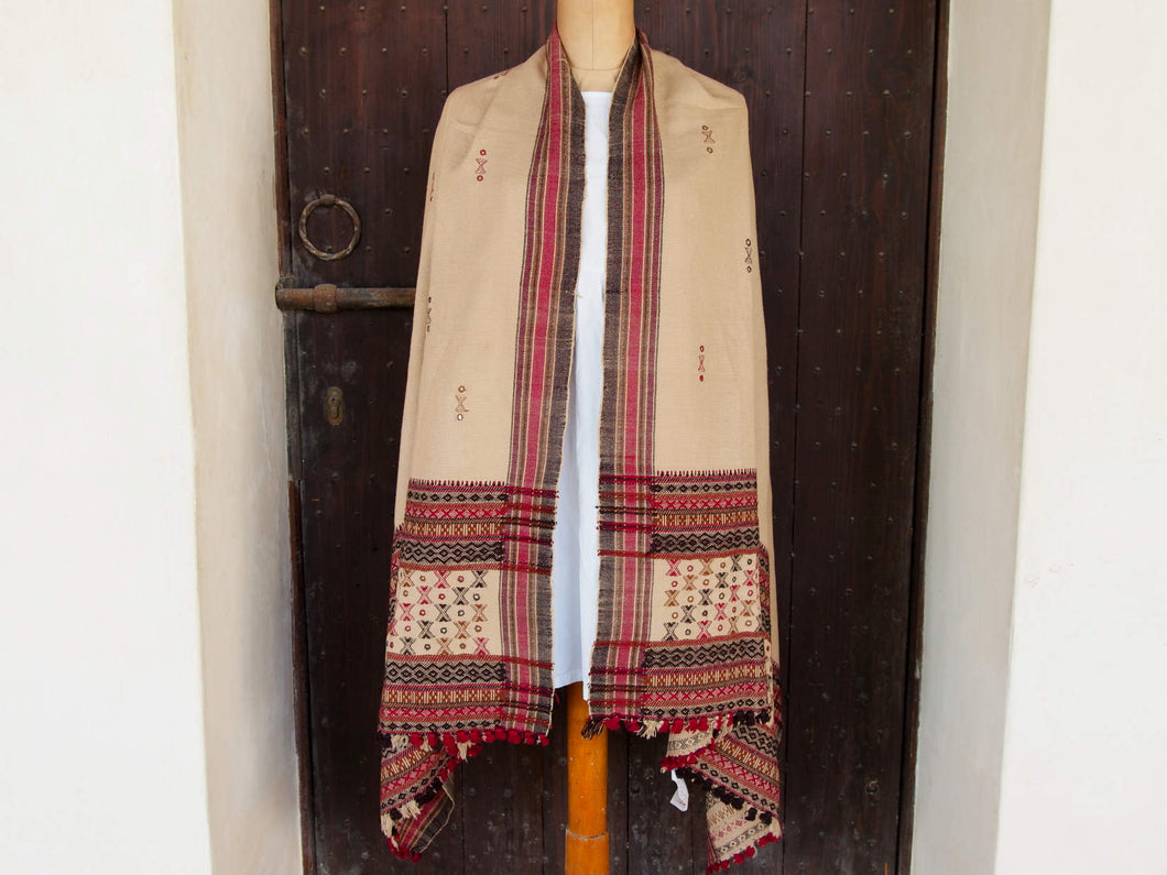 Il termine phulkari significa ‘lavoro floreale’ ed è dovuto alla ricchezza dei disegni che venivano ricamati dalle donne su questi ampi scialli. Di solito, una buona parte dello sfondo di tela rimaneva visibile negli scialli usati con maggiore frequenza. I phulkari riservati alle occasioni speciali si chiamavano invece bagh, ‘giardino’, ed avevano l’intera superficie dello sfondo ricoperta da ricami rilucenti che rendevano invisibile la base del tessuto.