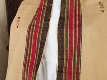 Carica l&#39;immagine nel visualizzatore di Gallery, Il termine phulkari significa ‘lavoro floreale’ ed è dovuto alla ricchezza dei disegni che venivano ricamati dalle donne su questi ampi scialli. Di solito, una buona parte dello sfondo di tela rimaneva visibile negli scialli usati con maggiore frequenza. I phulkari riservati alle occasioni speciali si chiamavano invece bagh, ‘giardino’, ed avevano l’intera superficie dello sfondo ricoperta da ricami rilucenti che rendevano invisibile la base del tessuto.