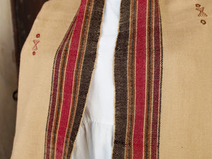 Il termine phulkari significa ‘lavoro floreale’ ed è dovuto alla ricchezza dei disegni che venivano ricamati dalle donne su questi ampi scialli. Di solito, una buona parte dello sfondo di tela rimaneva visibile negli scialli usati con maggiore frequenza. I phulkari riservati alle occasioni speciali si chiamavano invece bagh, ‘giardino’, ed avevano l’intera superficie dello sfondo ricoperta da ricami rilucenti che rendevano invisibile la base del tessuto.