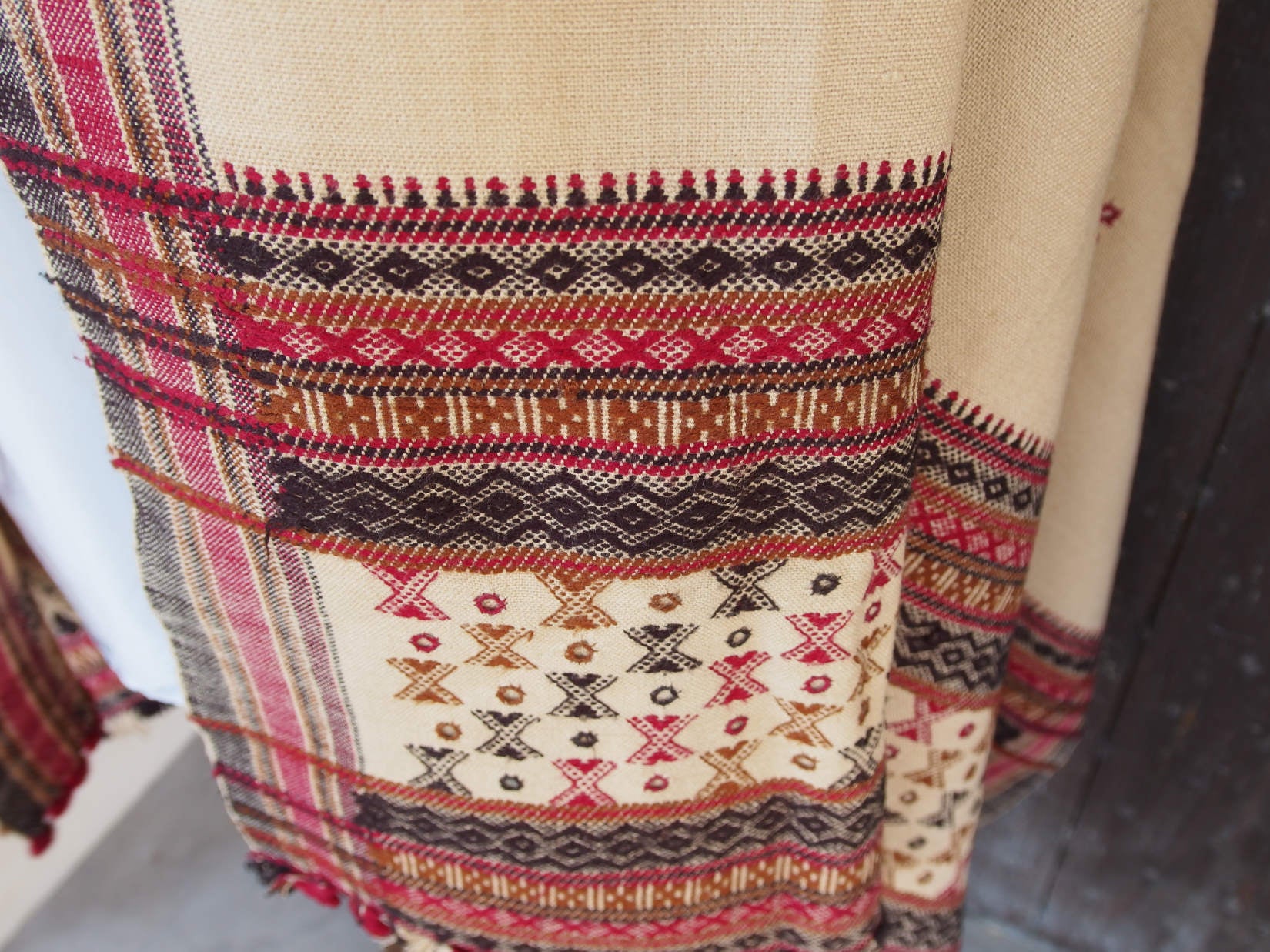 Il termine phulkari significa ‘lavoro floreale’ ed è dovuto alla ricchezza dei disegni che venivano ricamati dalle donne su questi ampi scialli. Di solito, una buona parte dello sfondo di tela rimaneva visibile negli scialli usati con maggiore frequenza. I phulkari riservati alle occasioni speciali si chiamavano invece bagh, ‘giardino’, ed avevano l’intera superficie dello sfondo ricoperta da ricami rilucenti che rendevano invisibile la base del tessuto.