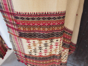Il termine phulkari significa ‘lavoro floreale’ ed è dovuto alla ricchezza dei disegni che venivano ricamati dalle donne su questi ampi scialli. Di solito, una buona parte dello sfondo di tela rimaneva visibile negli scialli usati con maggiore frequenza. I phulkari riservati alle occasioni speciali si chiamavano invece bagh, ‘giardino’, ed avevano l’intera superficie dello sfondo ricoperta da ricami rilucenti che rendevano invisibile la base del tessuto.