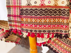 Il termine phulkari significa ‘lavoro floreale’ ed è dovuto alla ricchezza dei disegni che venivano ricamati dalle donne su questi ampi scialli. Di solito, una buona parte dello sfondo di tela rimaneva visibile negli scialli usati con maggiore frequenza. I phulkari riservati alle occasioni speciali si chiamavano invece bagh, ‘giardino’, ed avevano l’intera superficie dello sfondo ricoperta da ricami rilucenti che rendevano invisibile la base del tessuto.
