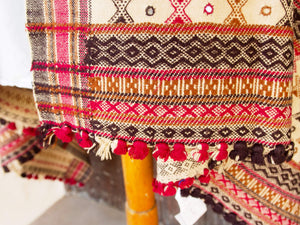 Il termine phulkari significa ‘lavoro floreale’ ed è dovuto alla ricchezza dei disegni che venivano ricamati dalle donne su questi ampi scialli. Di solito, una buona parte dello sfondo di tela rimaneva visibile negli scialli usati con maggiore frequenza. I phulkari riservati alle occasioni speciali si chiamavano invece bagh, ‘giardino’, ed avevano l’intera superficie dello sfondo ricoperta da ricami rilucenti che rendevano invisibile la base del tessuto.